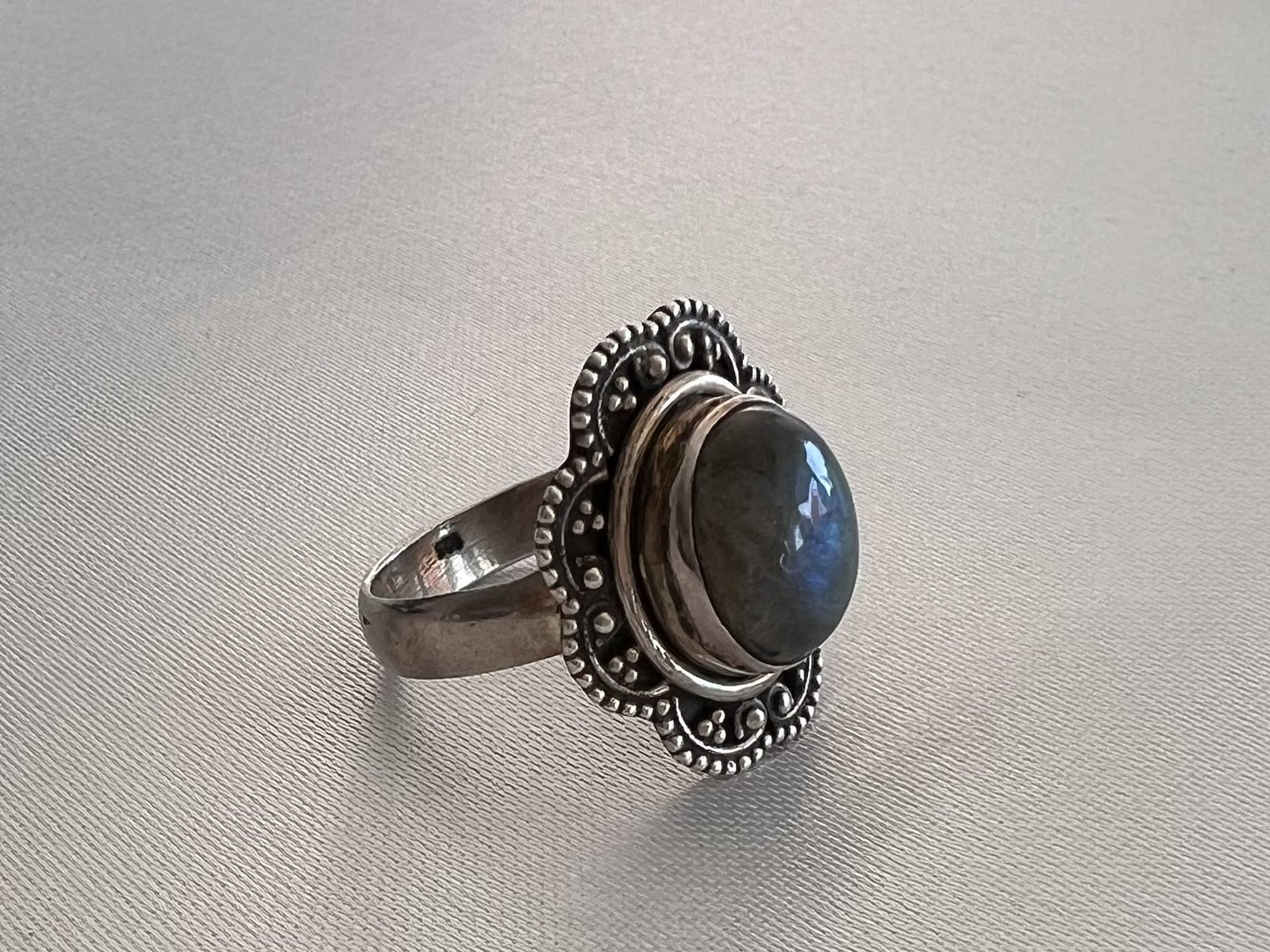 Ring_Labradorit_bei_petit_Marrakech_01 handgefertigter Silber Schmuck aus Marokko