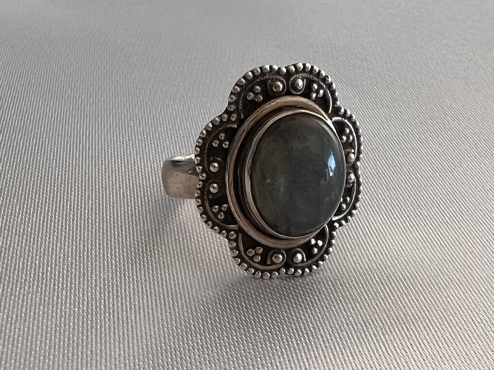 Ring_Labradorit_bei_petit_Marrakech_02 handgefertigter Silber Schmuck aus Marokko