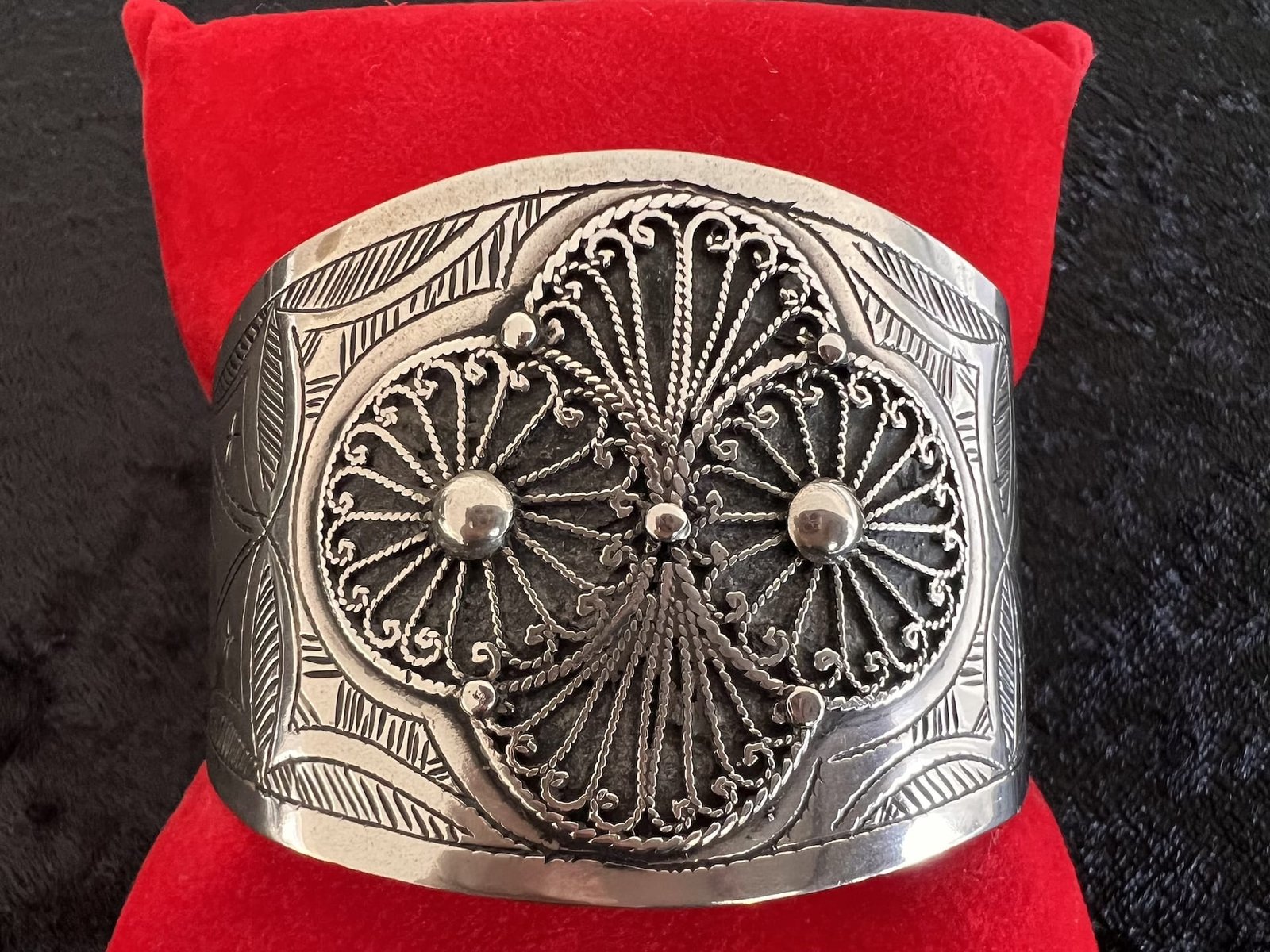 Tuareg_Blume_bei_petit_Marrakech_02 handgefertigter Silber Armreifen aus Marokko