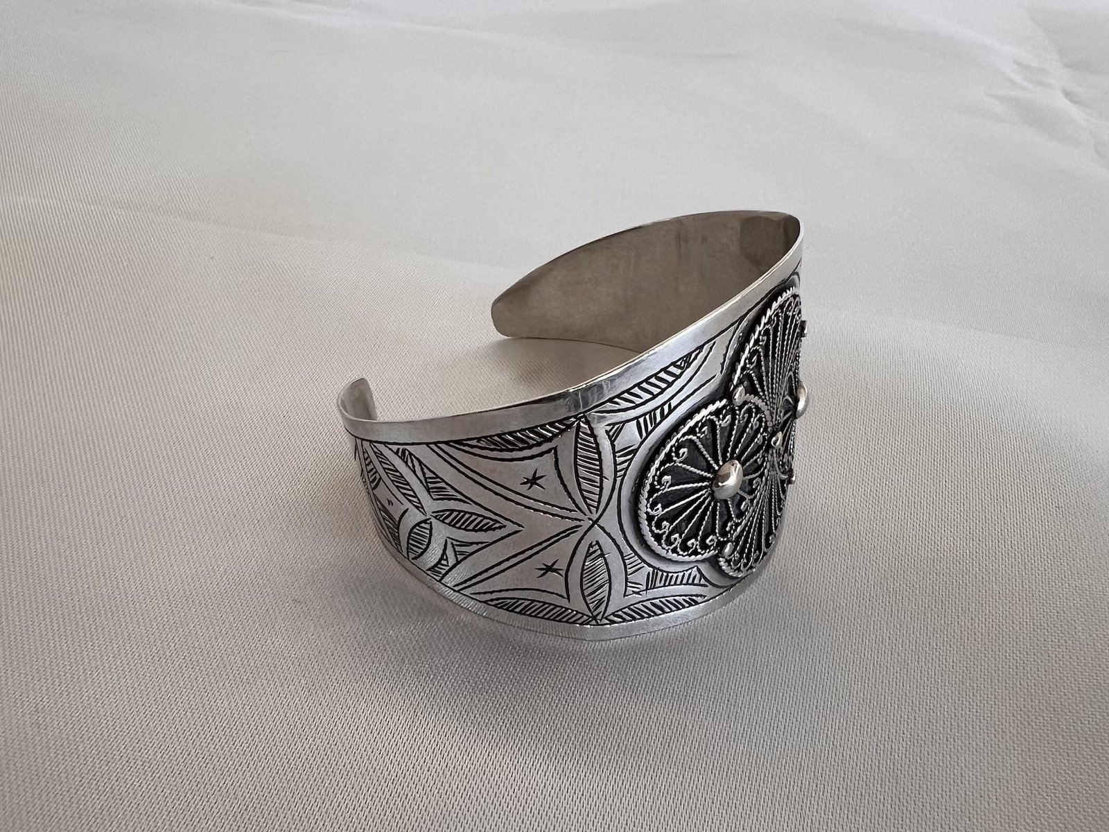 Tuareg_Blume_bei_petit_Marrakech_04 handgefertigter Silber Armreifen aus Marokko