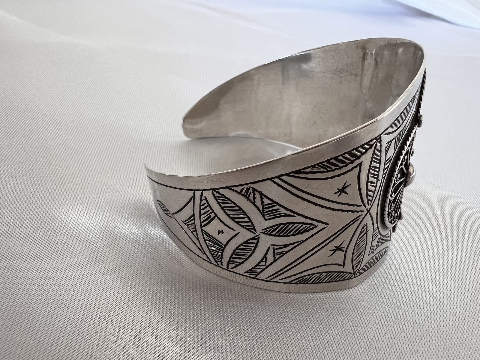 Tuareg_Blume_bei_petit_Marrakech_05 handgefertigter Silber Armreifen aus Marokko