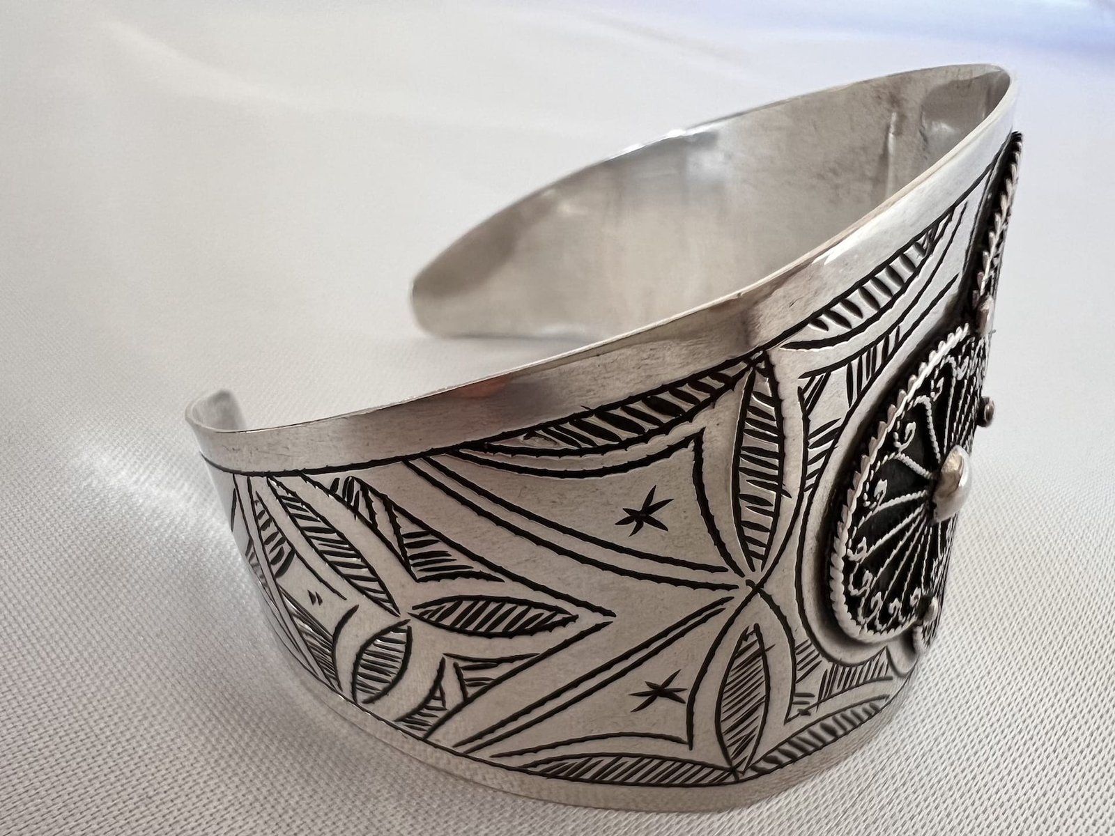 Tuareg_Blume_bei_petit_Marrakech_06 handgefertigter Silber Armreifen aus Marokko