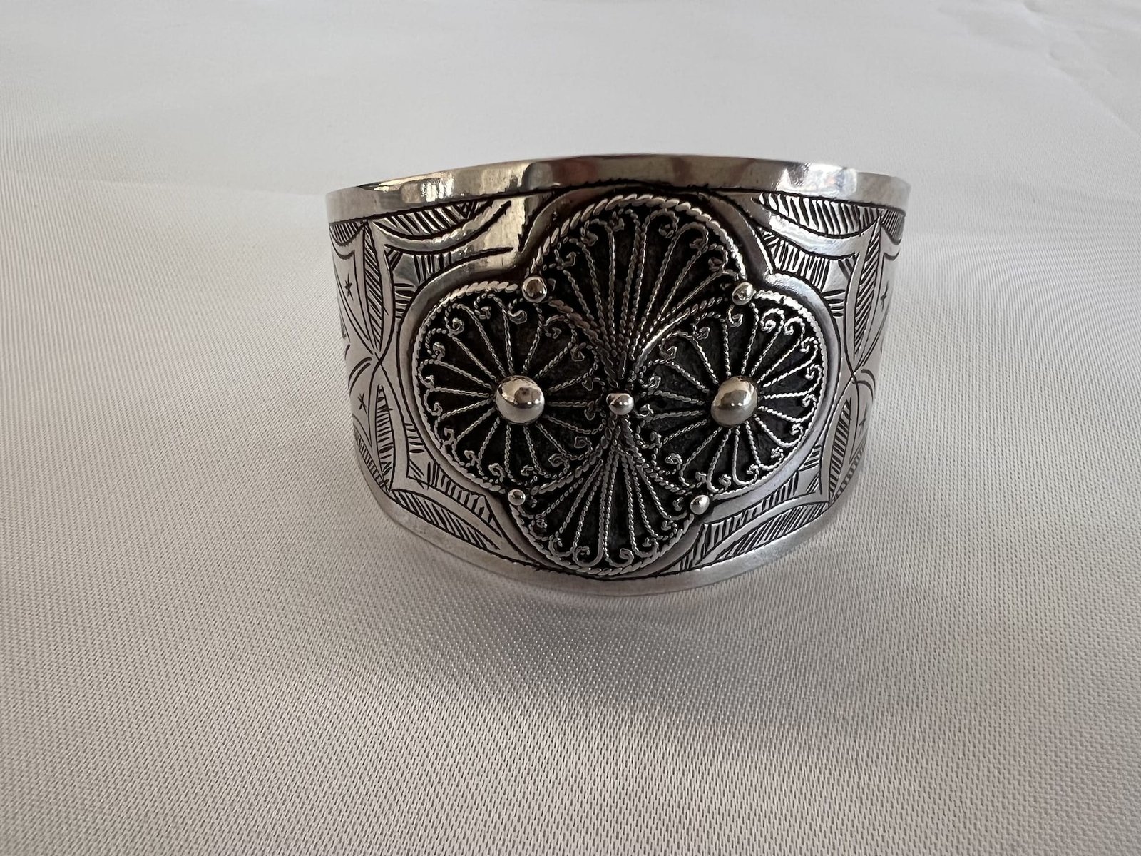 Tuareg_Blume_bei_petit_Marrakech_07 handgefertigter Silber Armreifen aus Marokko