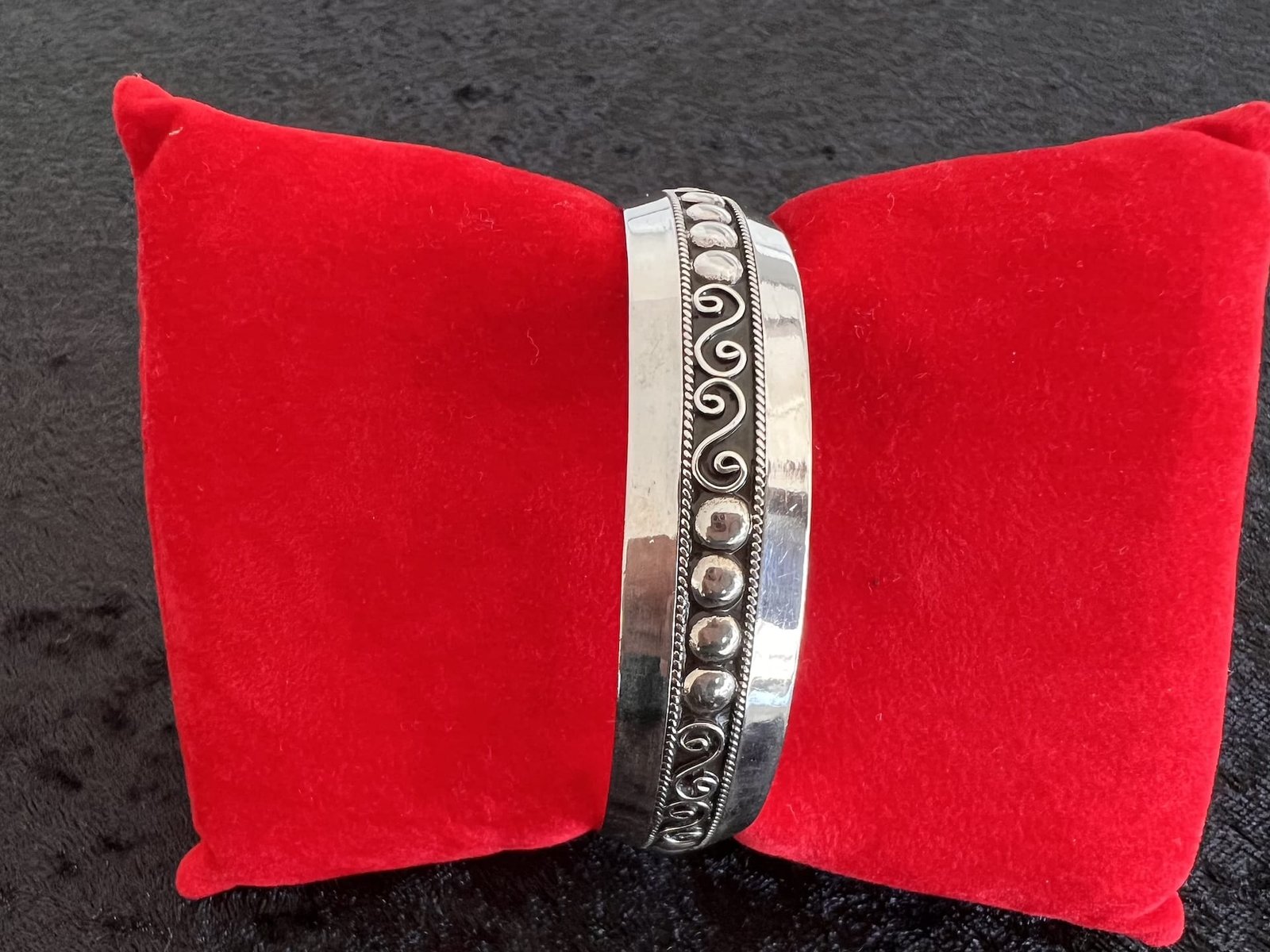 Tuareg_modern_bei_petit_Marrakech_01 handgefertigter Silber Armreifen aus Marokko