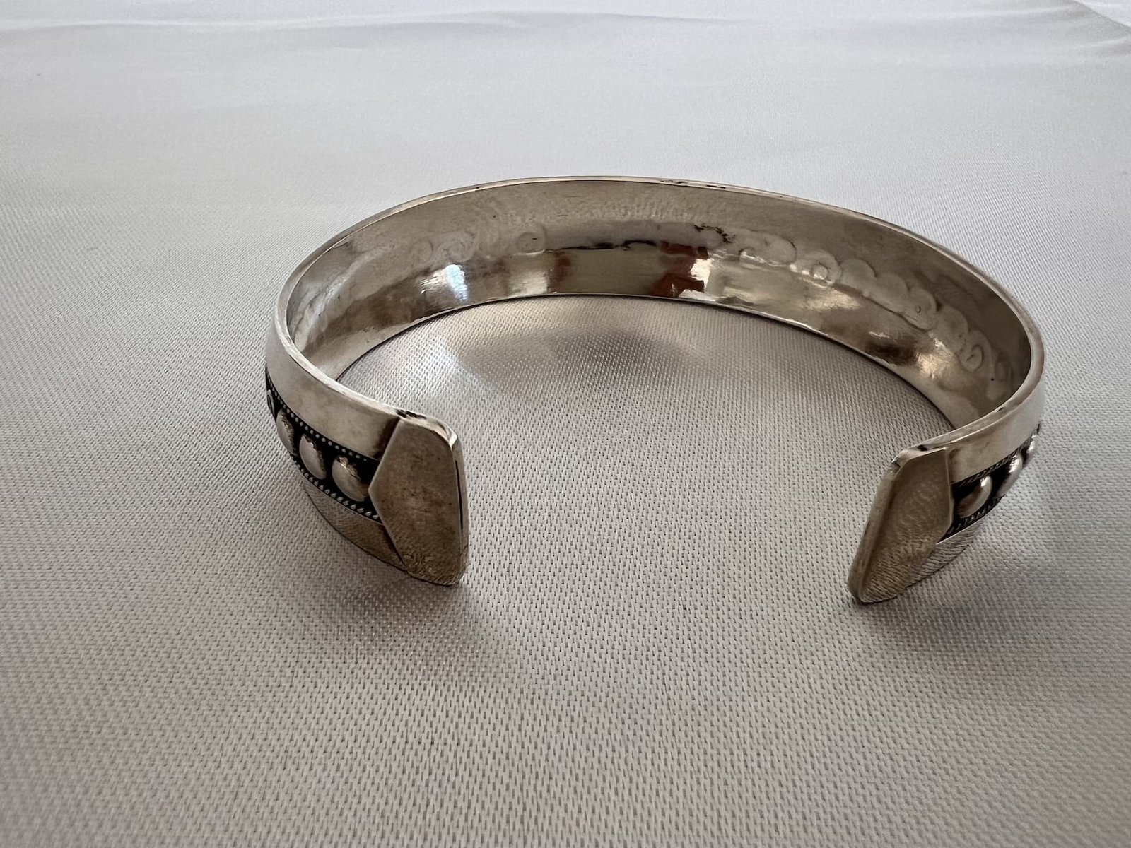 Tuareg_modern_bei_petit_Marrakech_02 handgefertigter Silber Armreifen aus Marokko