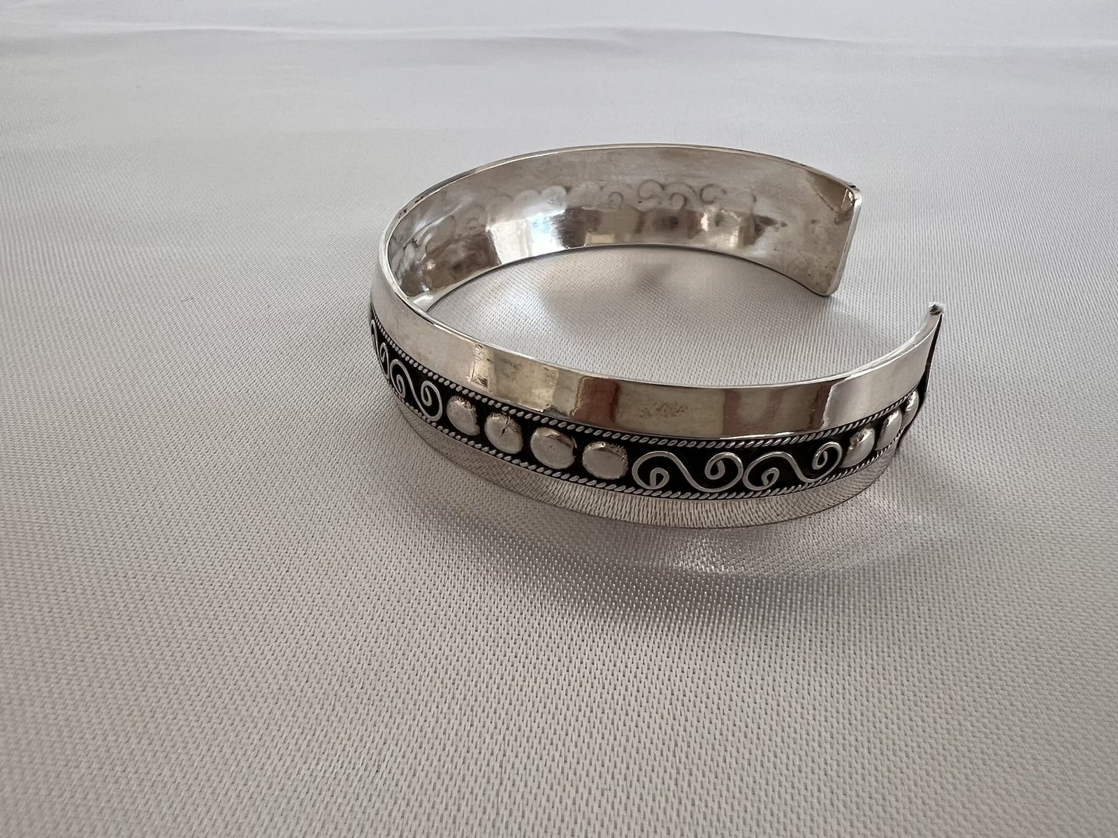 Tuareg_modern_bei_petit_Marrakech_03 handgefertigter Silber Armreifen aus Marokko