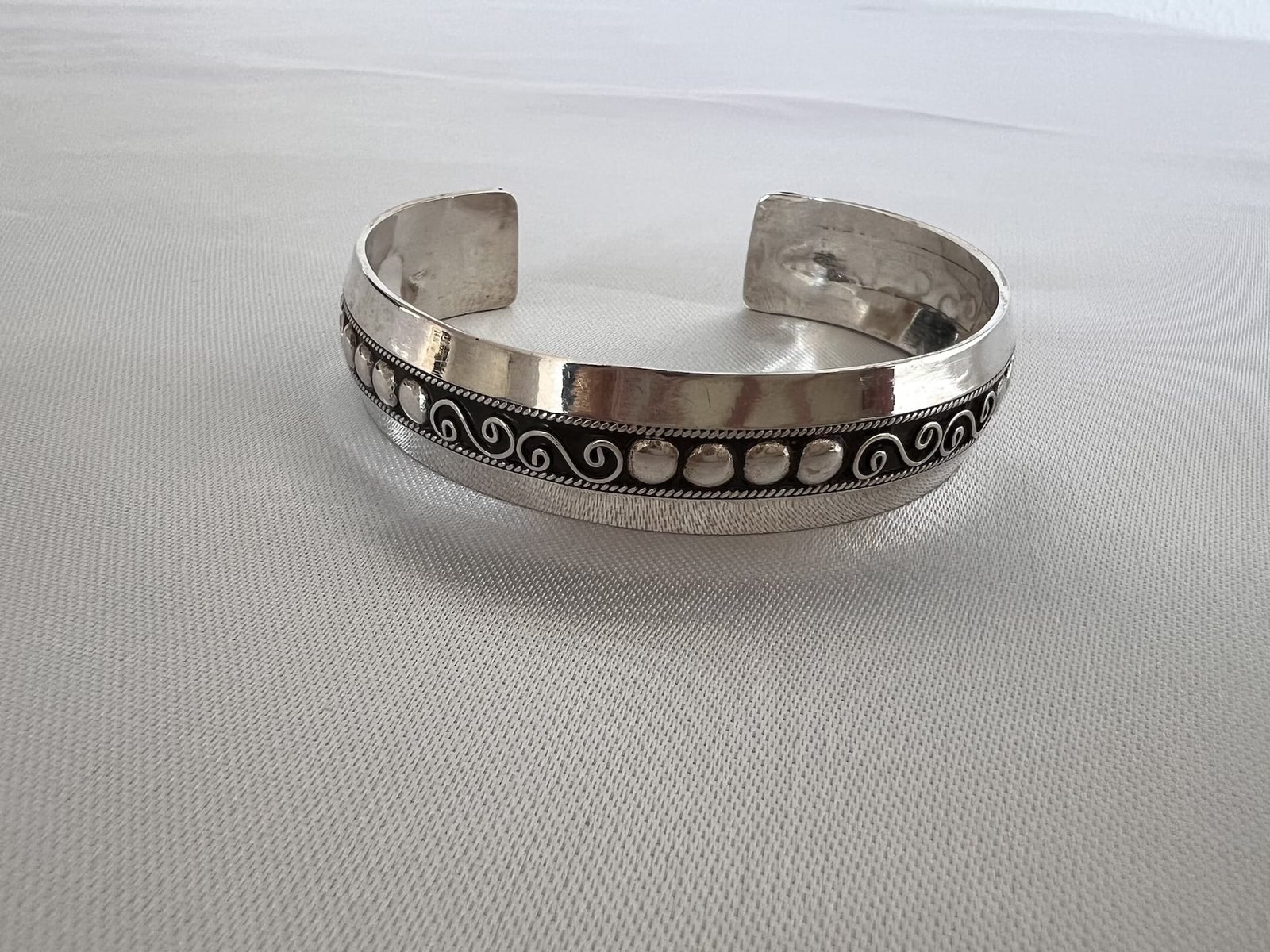 Tuareg_modern_bei_petit_Marrakech_04 handgefertigter Silber Armreifen aus Marokko