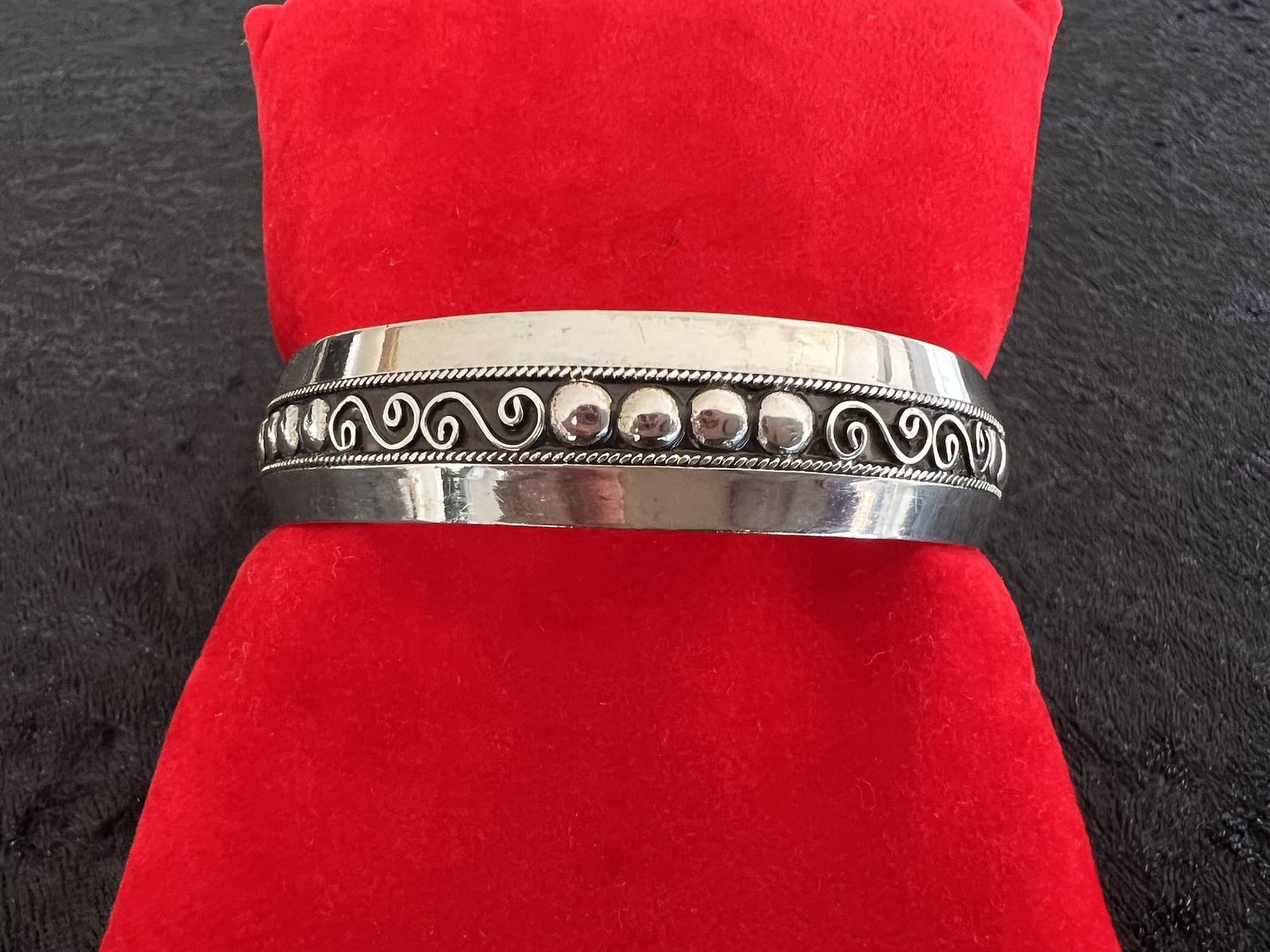 Tuareg_modern_bei_petit_Marrakech_05 handgefertigter Silber Armreifen aus Marokko