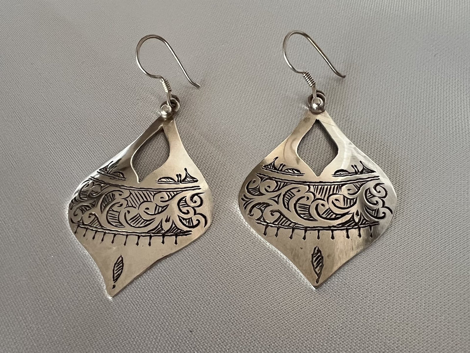 Berber_Tropfen_1_bei_petit_Marrakech_01 handgefertigter Silber Schmuck aus Marokko