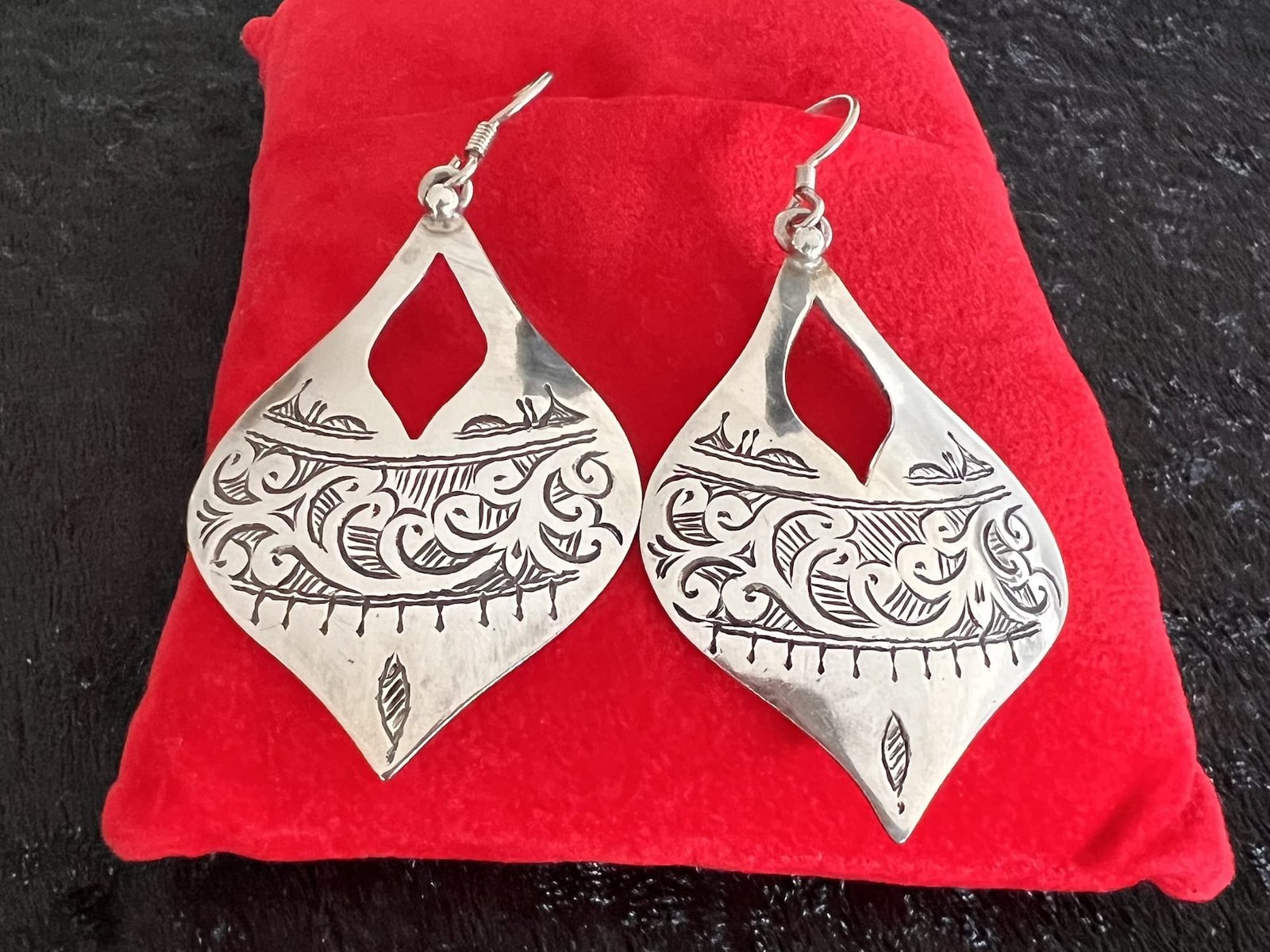 Berber_Tropfen_1_bei_petit_Marrakech_02 handgefertigter Silber Schmuck aus Marokko