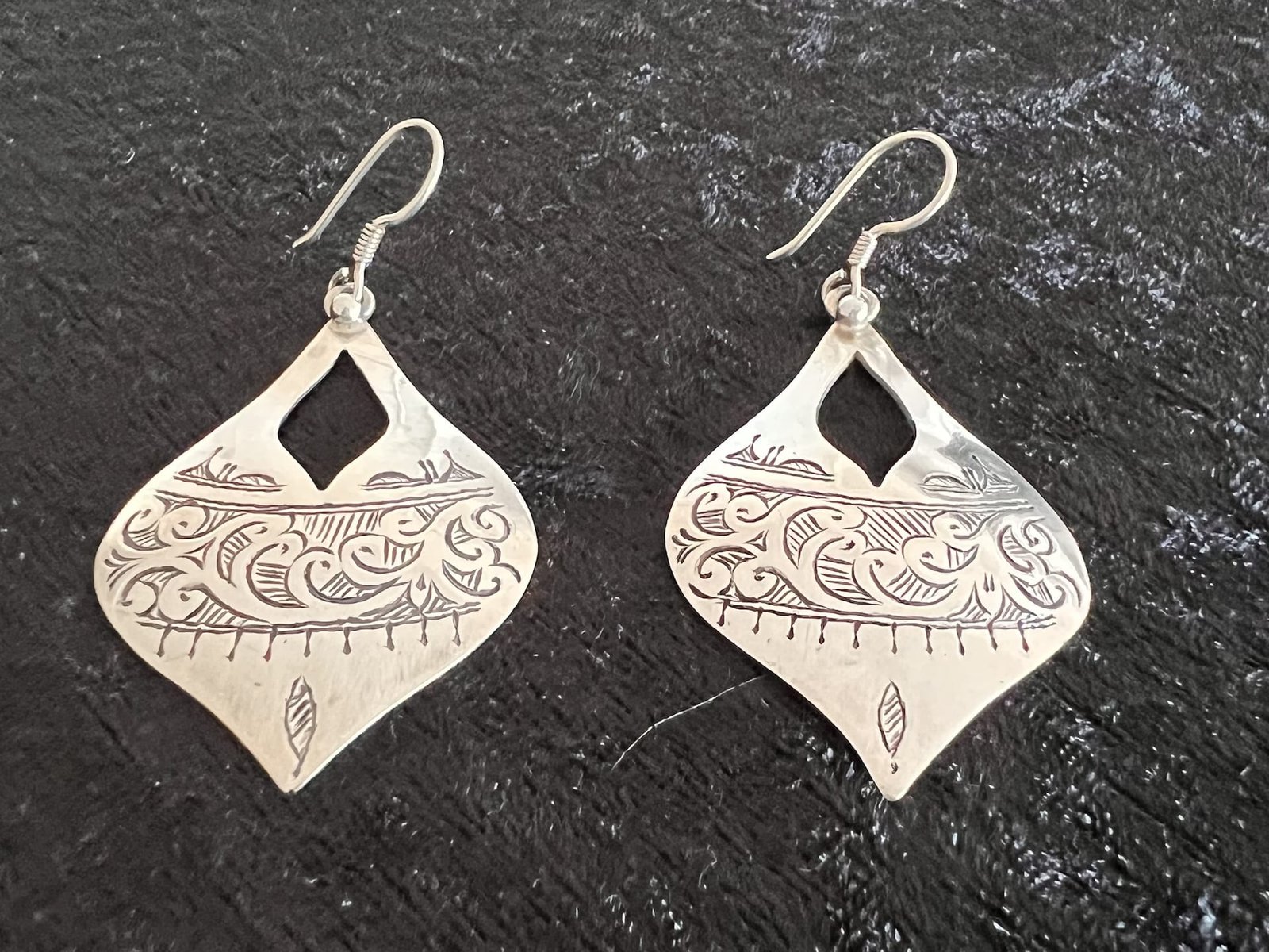 Berber_Tropfen_1_bei_petit_Marrakech_05 handgefertigter Silber Schmuck aus Marokko