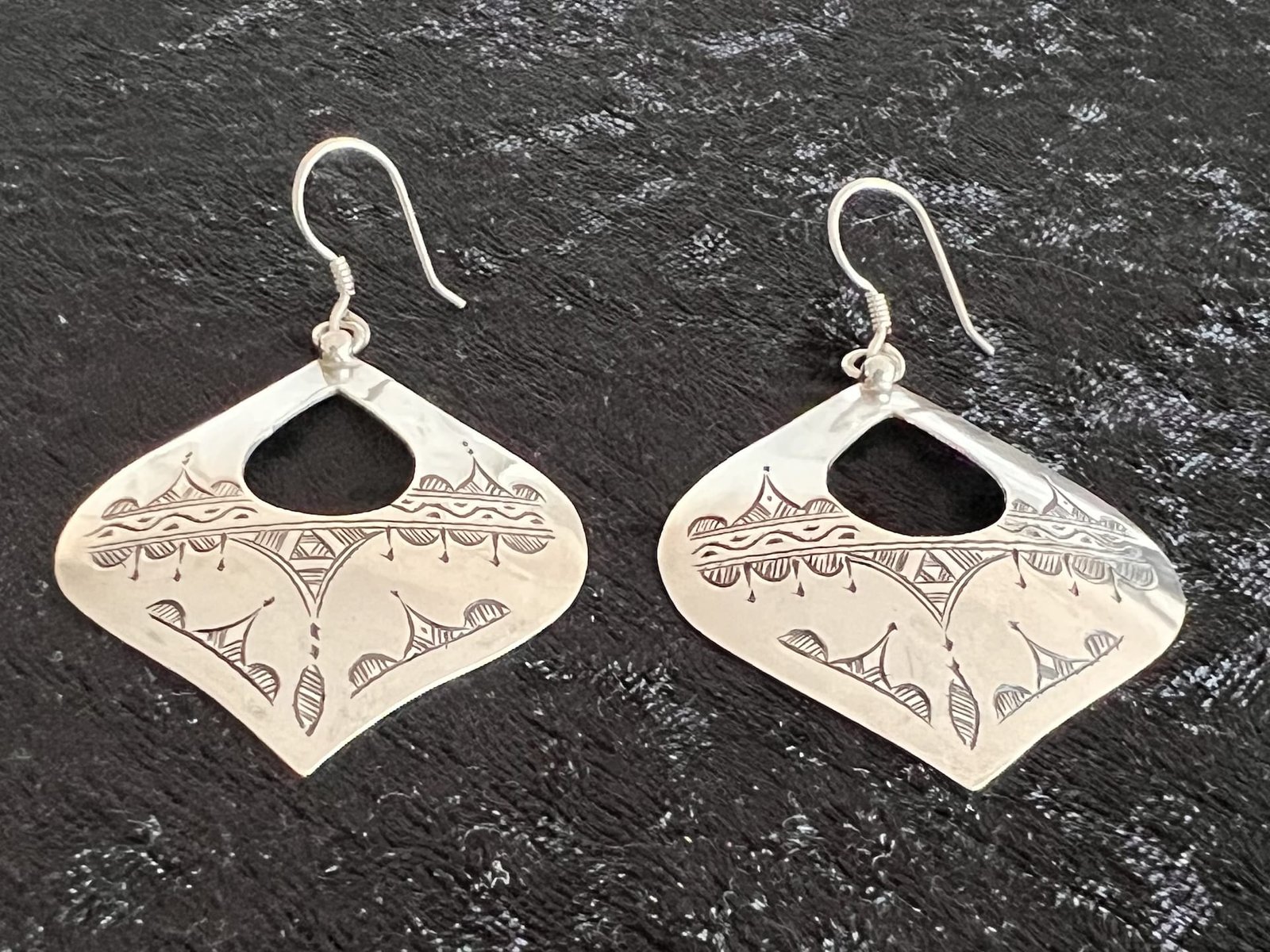 Berber_Tropfen_2_bei_petit_Marrakech_01 handgefertigter Silber Schmuck aus Marokko