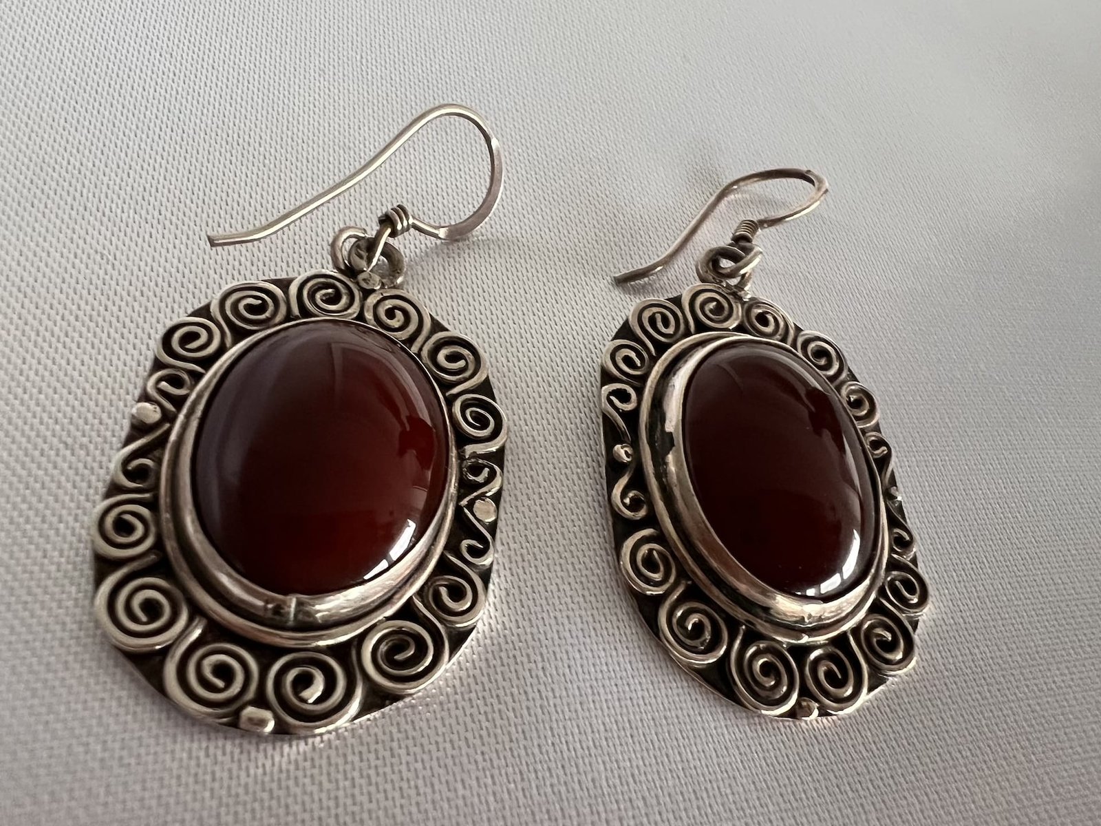 Ohringe_Tuareg_klassisch_rot_bei_petit_Marrakech_01 handgefertigter Silber Schmuck aus Marokko