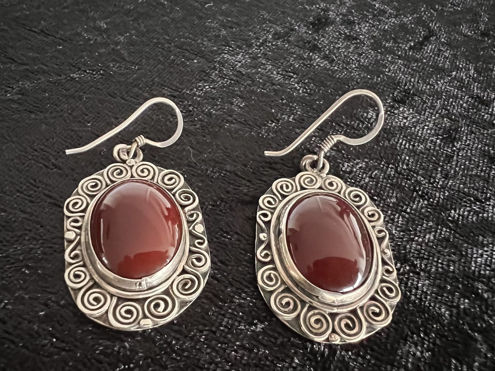 Ohringe_Tuareg_klassisch_rot_bei_petit_Marrakech_02 handgefertigter Silber Schmuck aus Marokko