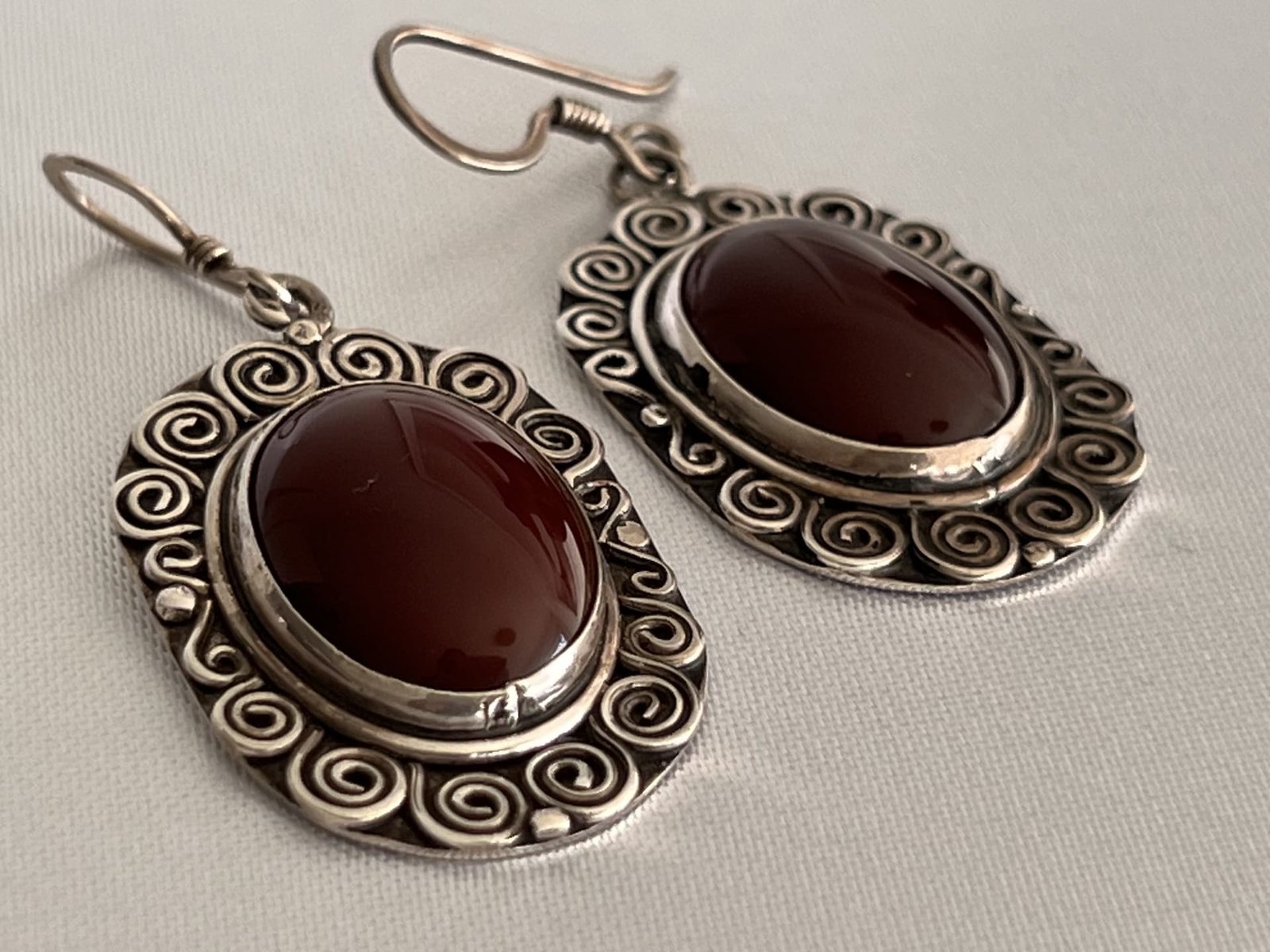 Ohringe_Tuareg_klassisch_rot_bei_petit_Marrakech_03 handgefertigter Silber Schmuck aus Marokko