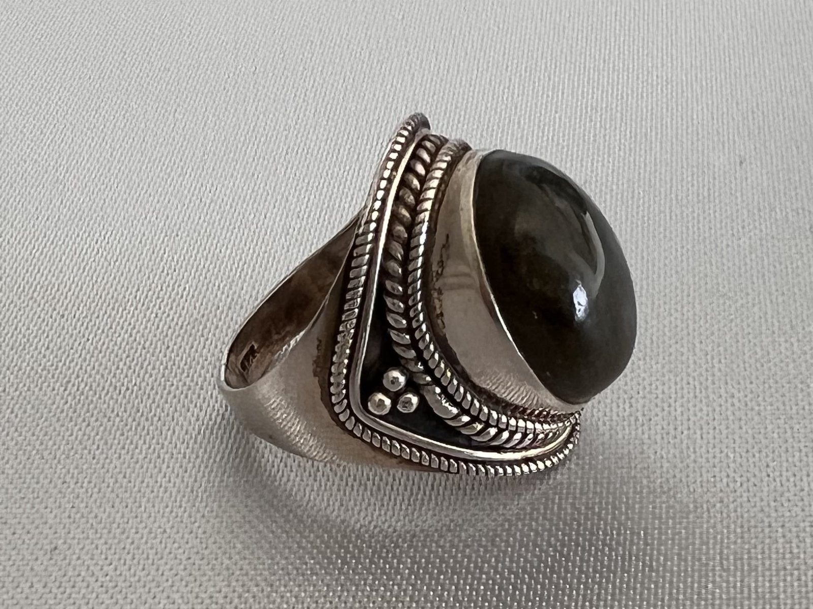 Ring_Berber_Labradorit_bei_petit_Marrakech_03 handgefertigter Silber Schmuck aus Marokko