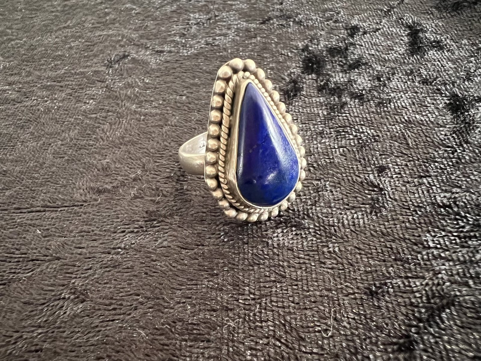 Ring_Tropfen_Lapislazuli_bei_petit_Marrakech_01 handgefertigter Silber Schmuck aus Marokko