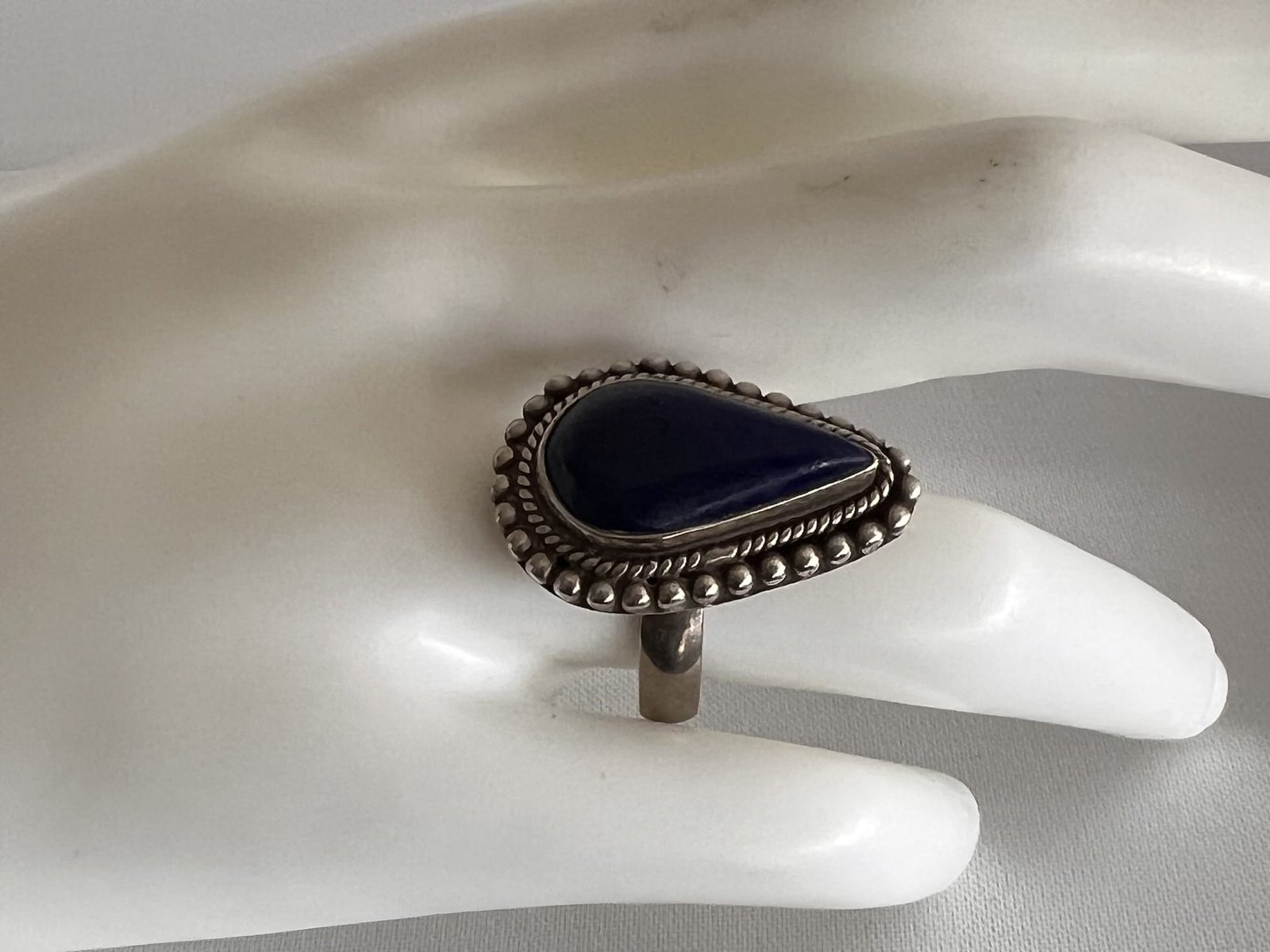 Ring_Tropfen_Lapislazuli_bei_petit_Marrakech_04 handgefertigter Silber Schmuck aus Marokko
