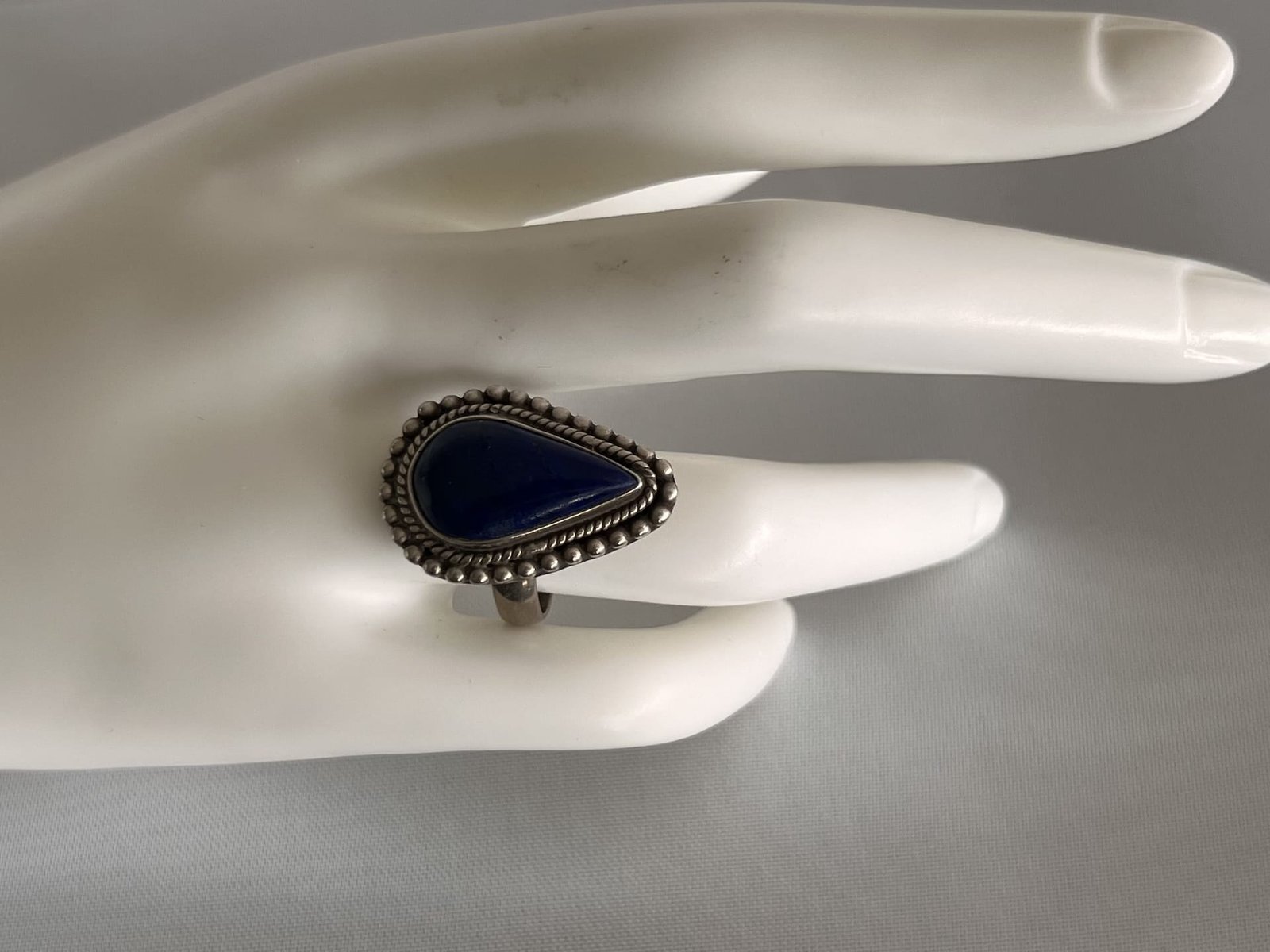 Ring_Tropfen_Lapislazuli_bei_petit_Marrakech_05 handgefertigter Silber Schmuck aus Marokko