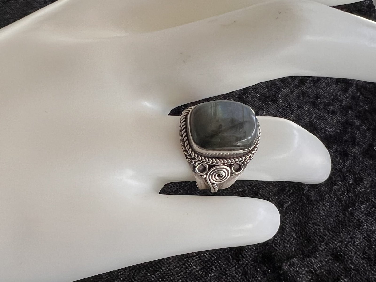 Ring_Tuareg_Labradorit_bei_petit_Marrakech_01 handgefertigter Silber Schmuck aus Marokko