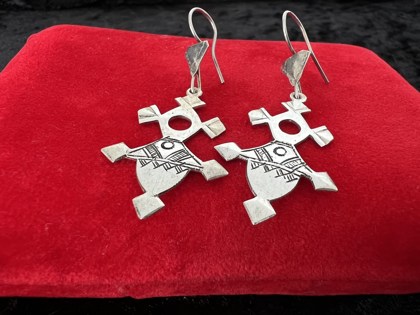 Tuarek_Kreuz_1_bei_petit_Marrakech_01 handgefertigter Silber Schmuck aus Marokko