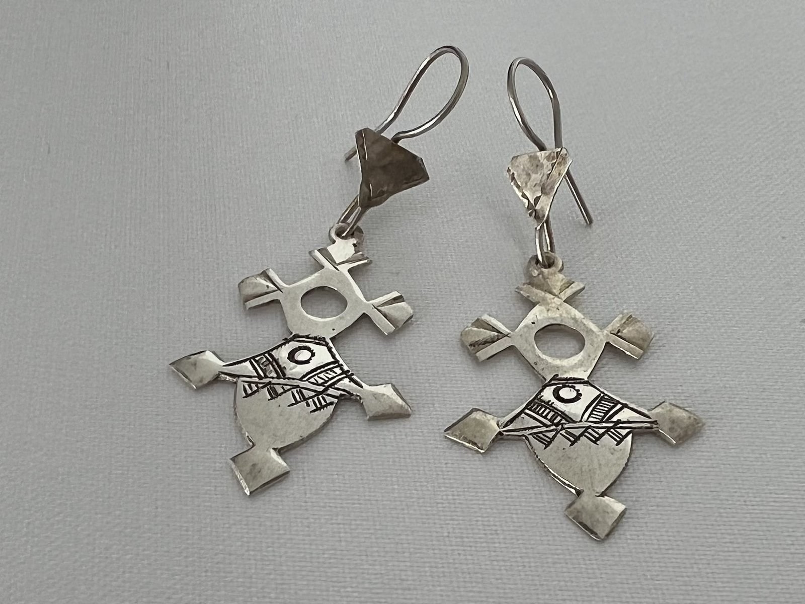 Tuarek_Kreuz_1_bei_petit_Marrakech_02 handgefertigter Silber Schmuck aus Marokko