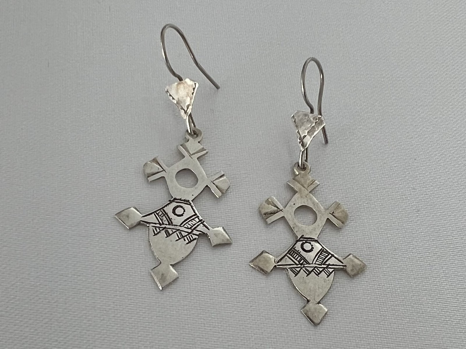 Tuarek_Kreuz_1_bei_petit_Marrakech_03 handgefertigter Silber Schmuck aus Marokko