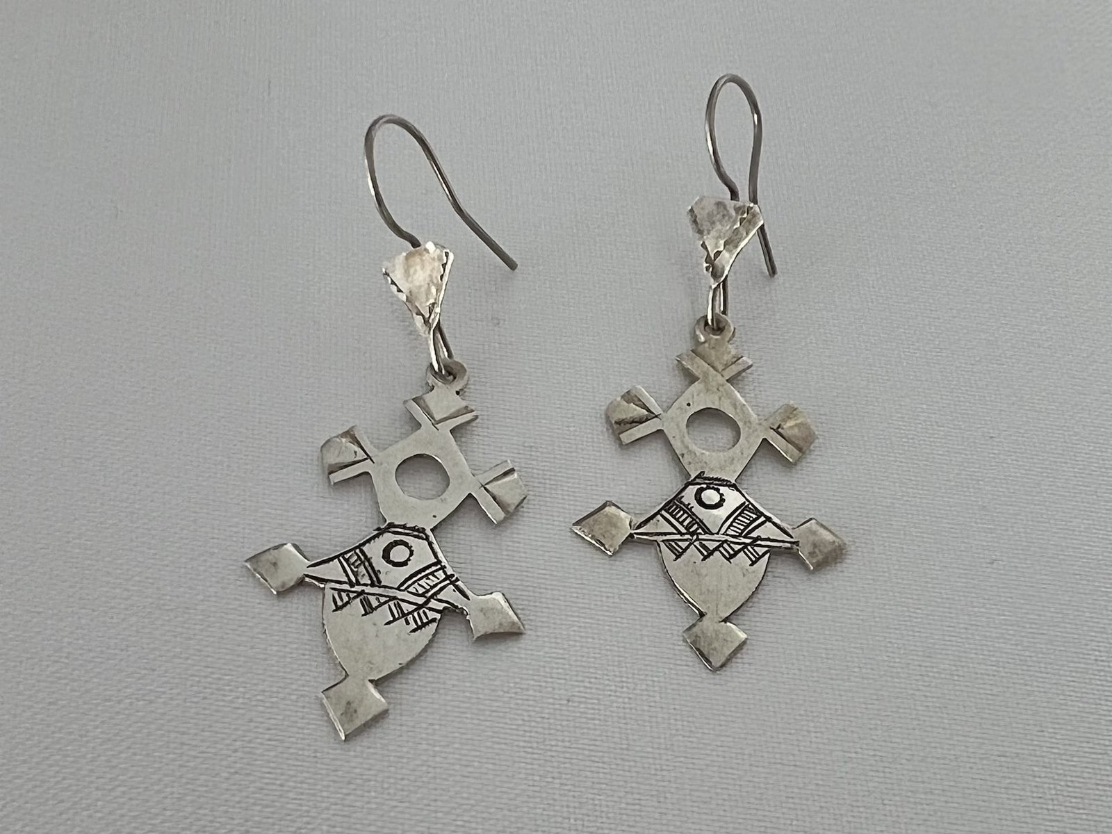 Tuarek_Kreuz_1_bei_petit_Marrakech_04 handgefertigter Silber Schmuck aus Marokko