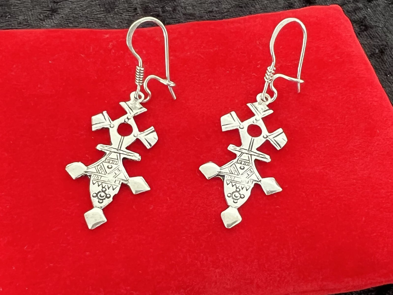 Tuarek_Kreuz_2_bei_petit_Marrakech_01 handgefertigter Silber Schmuck aus Marokko