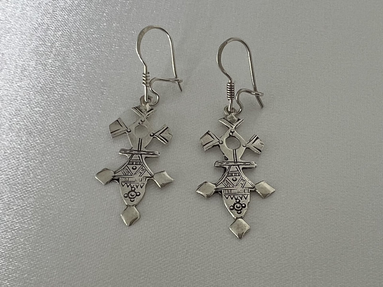 Tuarek_Kreuz_2_bei_petit_Marrakech_03 handgefertigter Silber Schmuck aus Marokko