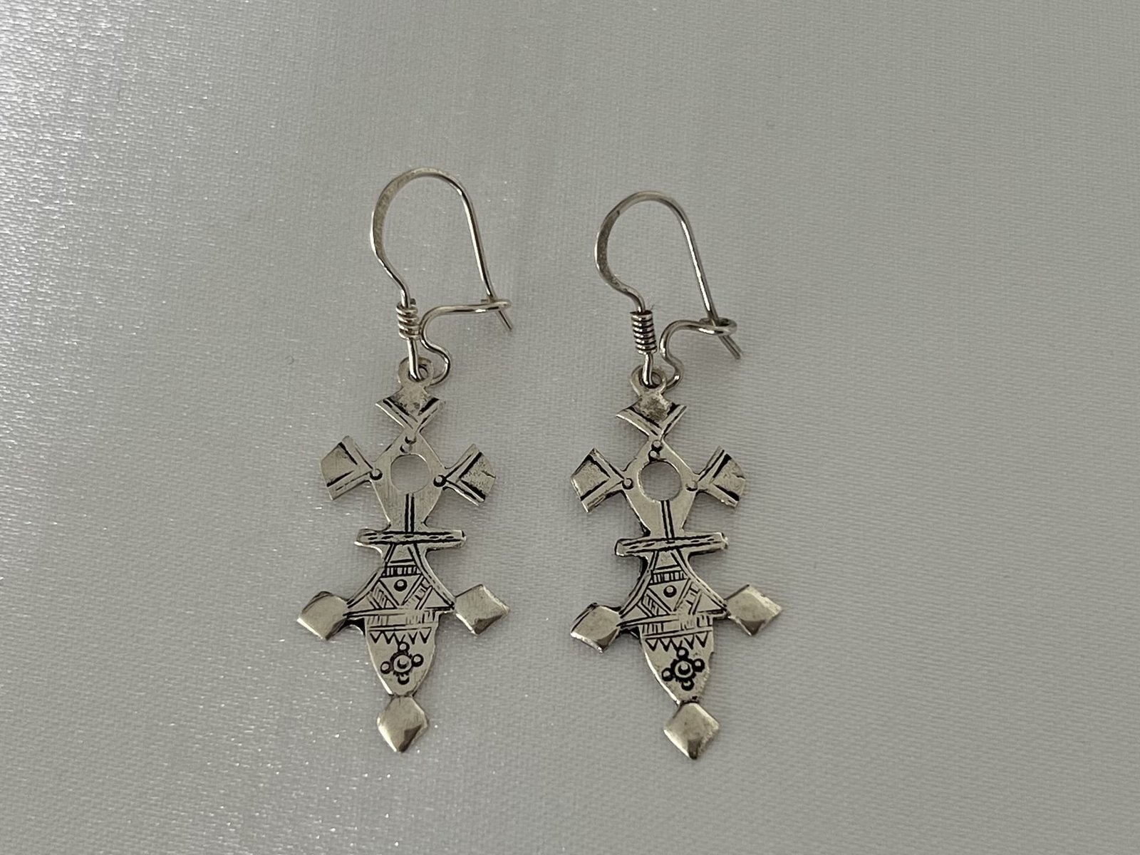 Tuarek_Kreuz_2_bei_petit_Marrakech_04 handgefertigter Silber Schmuck aus Marokko