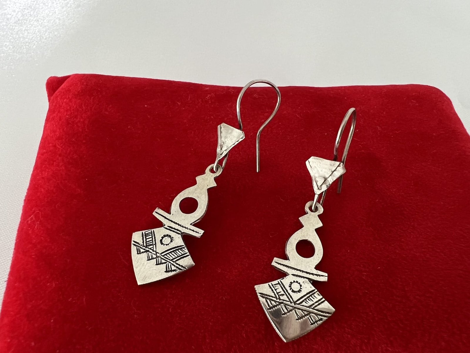 Tuarek_Kreuz_3_bei_petit_Marrakech_04 handgefertigter Silber Schmuck aus Marokko