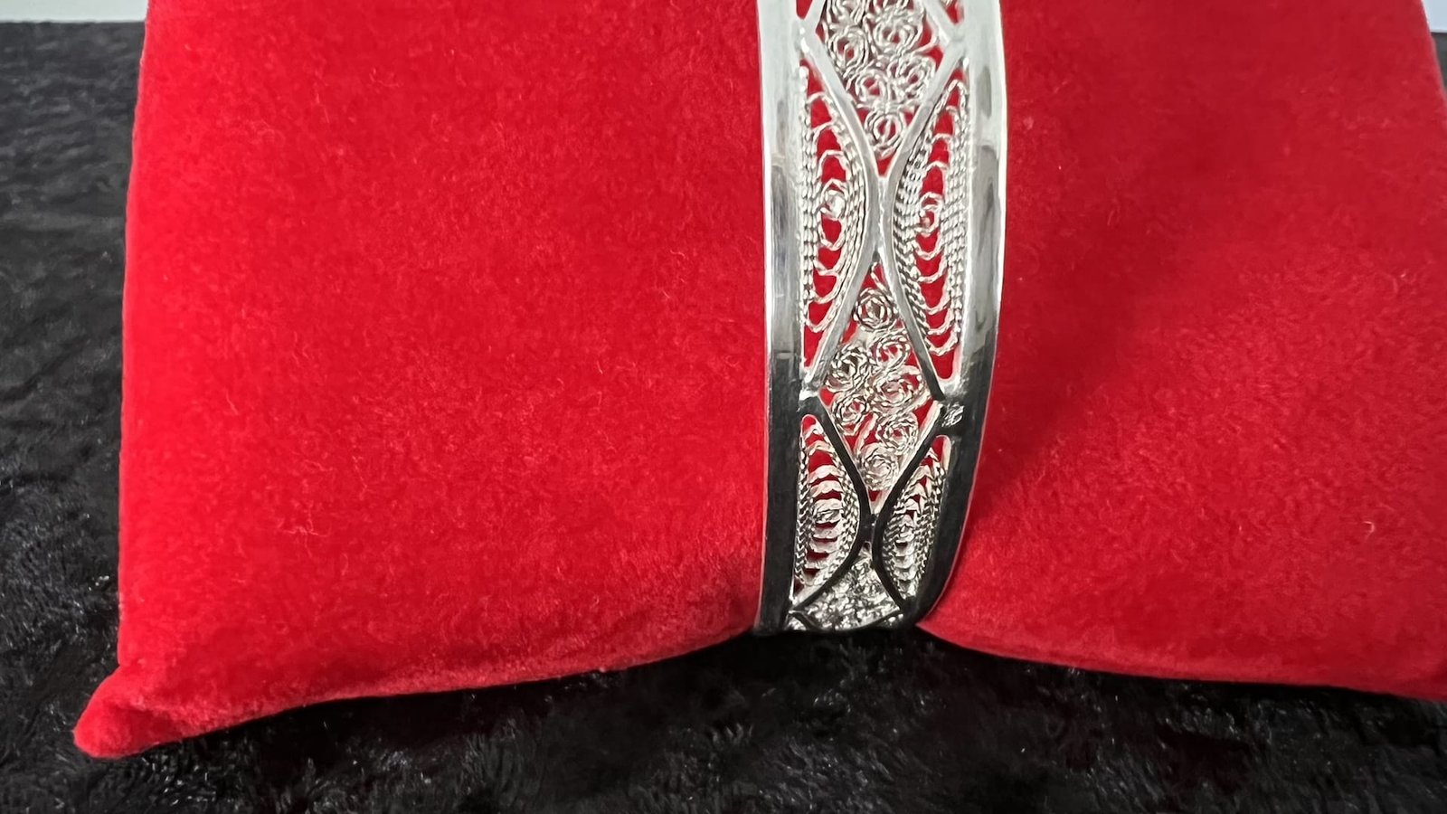 Armreifen_filigran_Königin2_02_bei_petit_Marrakech handgefertigter Silber Schmuck aus Marokko