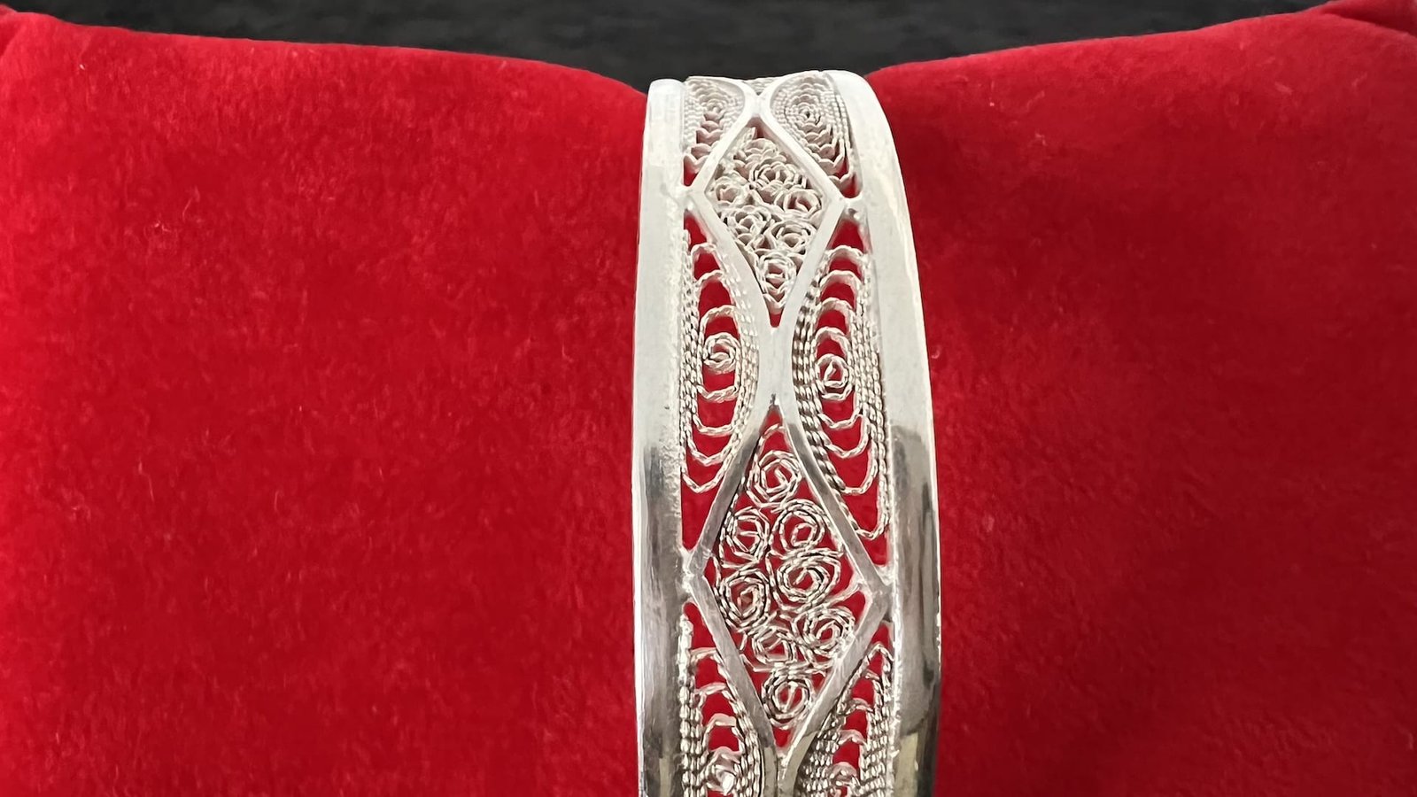 Armreifen_filigran_Königin2_03_bei_petit_Marrakech handgefertigter Silber Schmuck aus Marokko