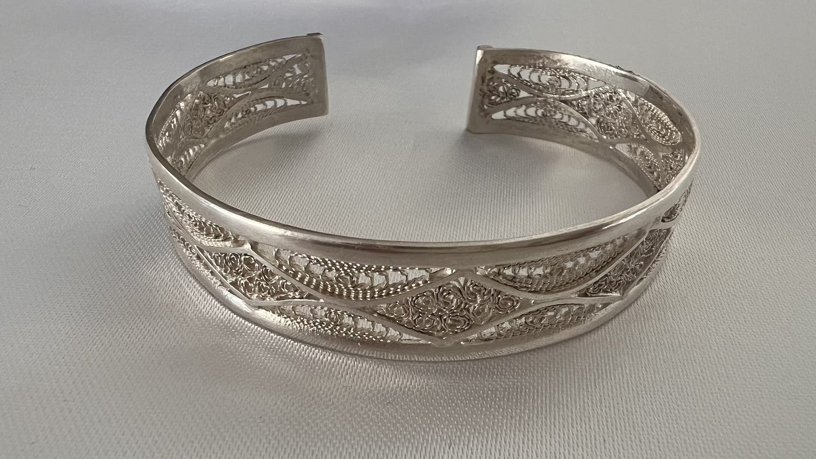 Armreifen_filigran_Königin2_06_bei_petit_Marrakech handgefertigter Silber Schmuck aus Marokko