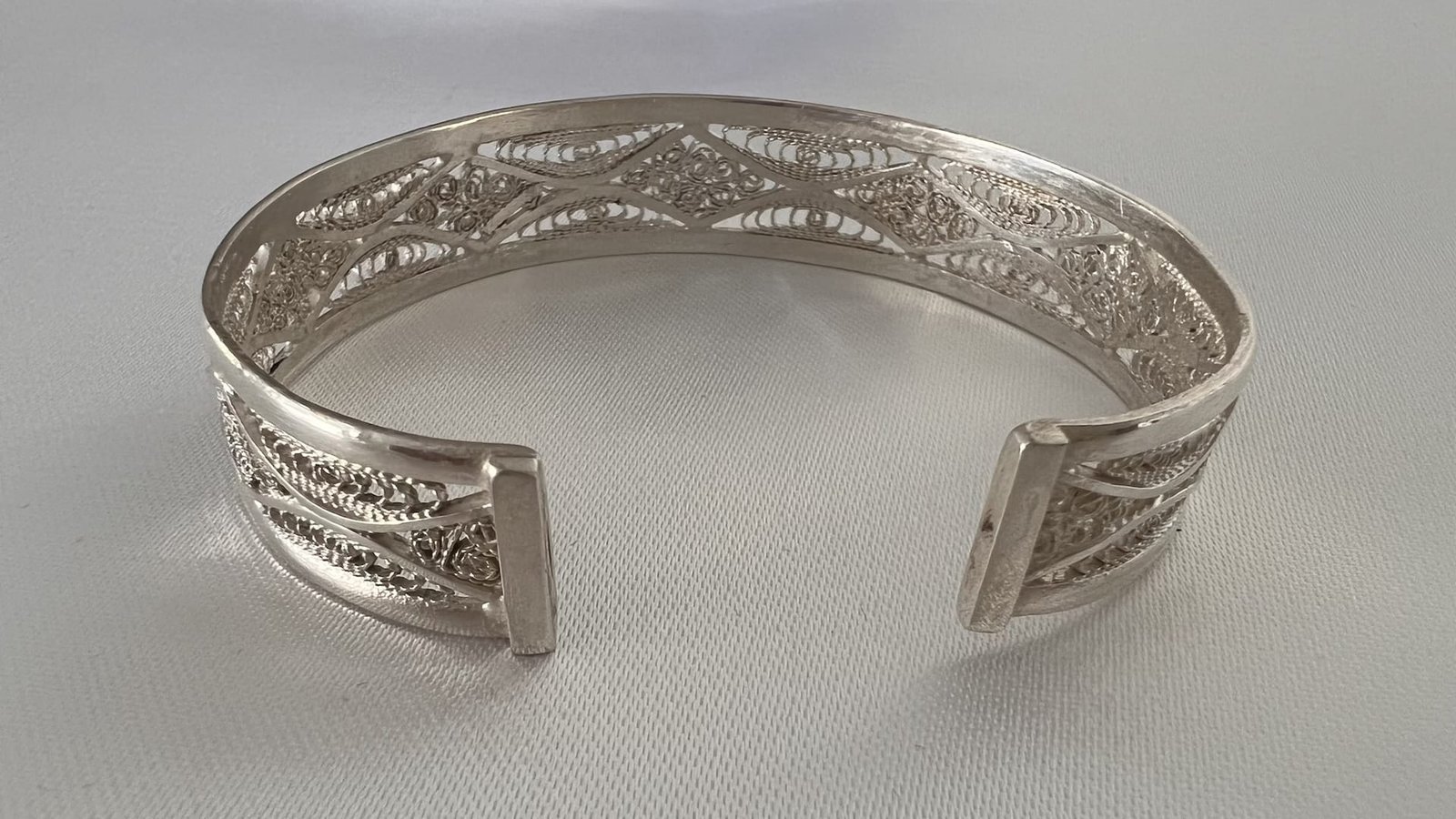 Armreifen_filigran_Königin2_07_bei_petit_Marrakech handgefertigter Silber Schmuck aus Marokko