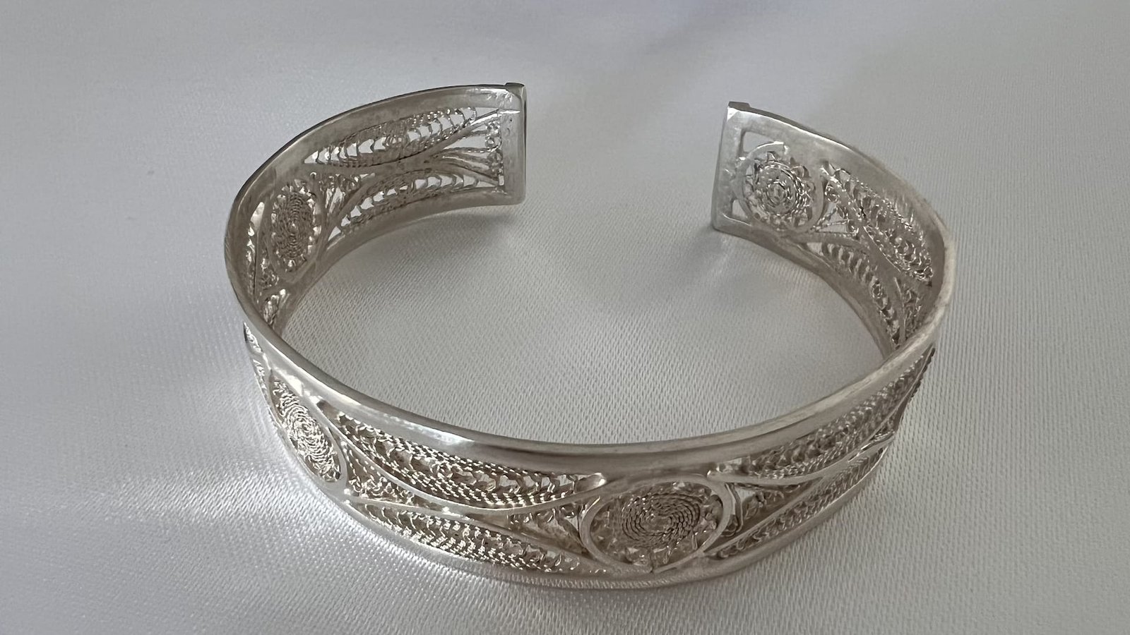 Armreifen_filigran_Königin_06_bei_petit_Marrakech handgefertigter Silber Schmuck aus Marokko