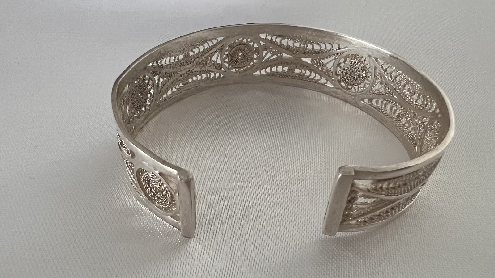 Armreifen_filigran_Königin_07_bei_petit_Marrakech handgefertigter Silber Schmuck aus Marokko